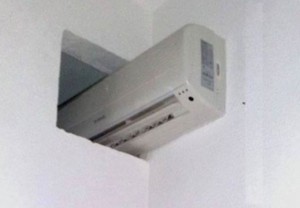 Agora temos ar condicionado nos dois quartos lá em casa. Agora temos ar condicionado nos dois quartos lá em casa.
