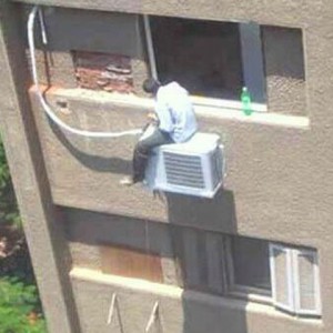Instala do outro lado pra não pingar no do vizinho. Instala do outro lado pra não pingar no do vizinho.