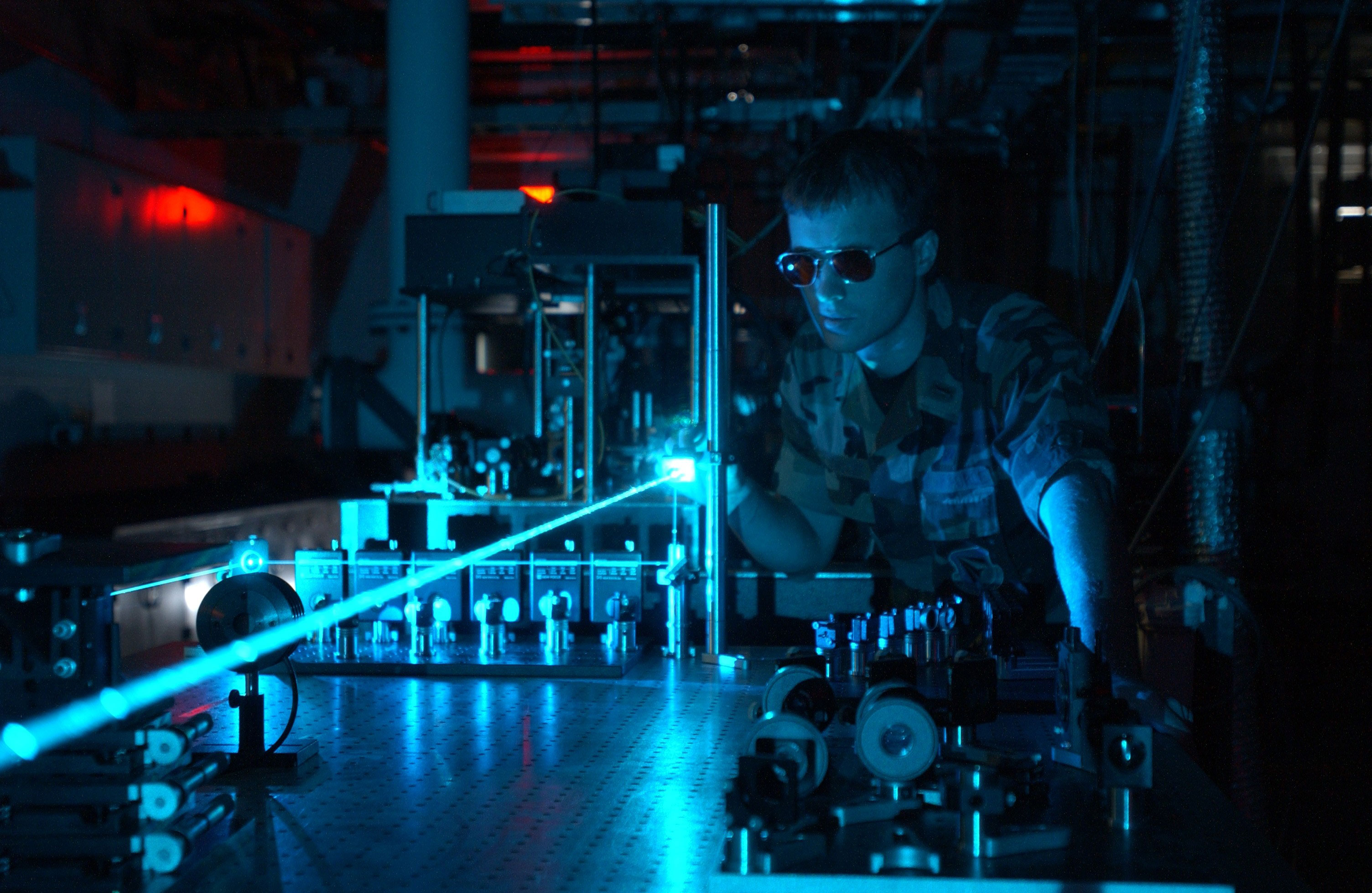 Military laser experiment. Crédito da imagem: Wikimedia Military laser experiment. Crédito da imagem: Wikimedia