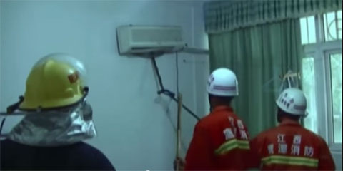 Vídeo mostra bombeiros retirando uma serpente de um ar-condicionado