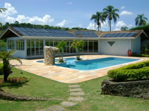 A energia solar pode ser usada no aquecimento de piscinas