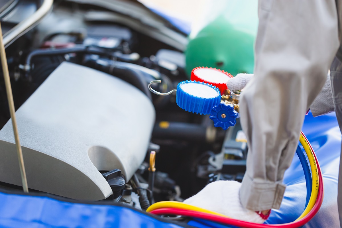 Saiba como realizar a carga de gás no ar-condicionado automotivo.