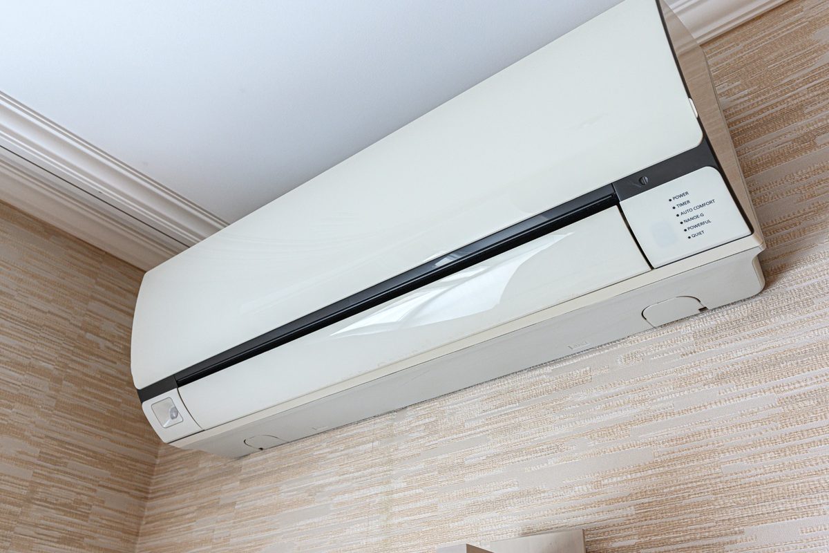 Melhor lugar para instalar ar-condicionado: evaporadora split fixada em parede de quarto