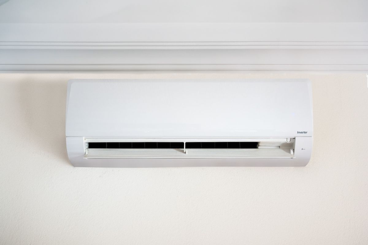 ar-condicionado inverter instalado na parede com classificação energética A