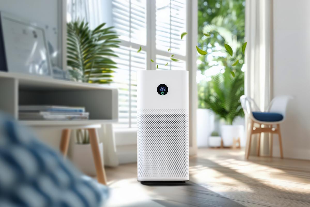 ar-condicionado portátil instalado em sala de apartamento com plantas e janela ao fundo