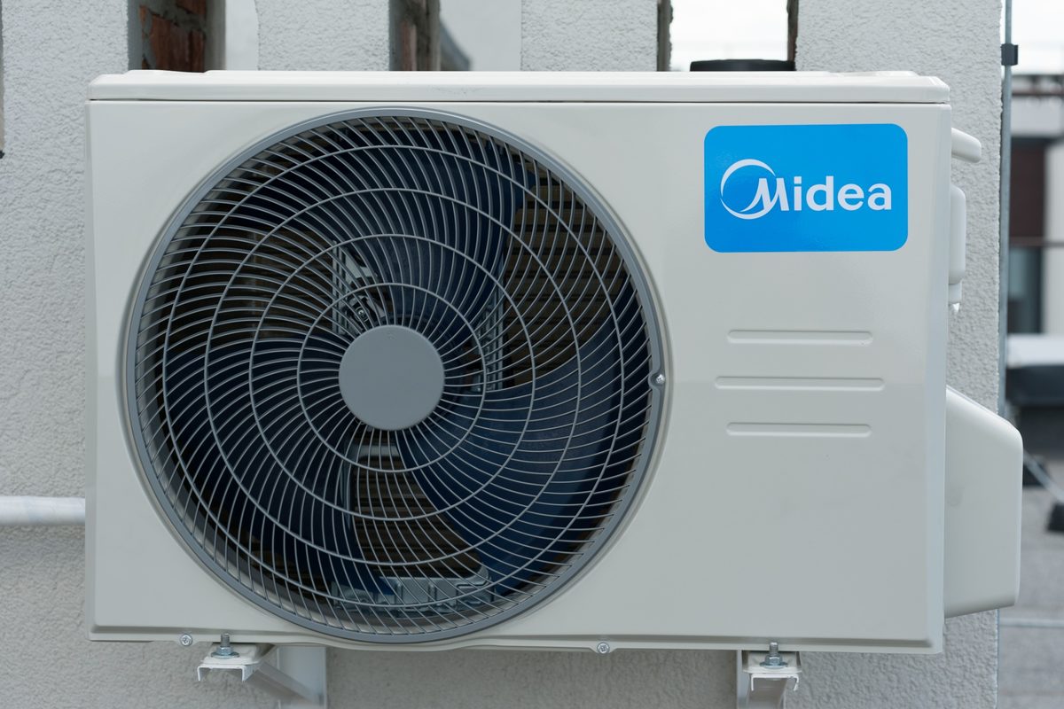 Condensadora de ar-condicionado Midea, equipamento onde ficam componentes ligados aos códigos de erro da marca