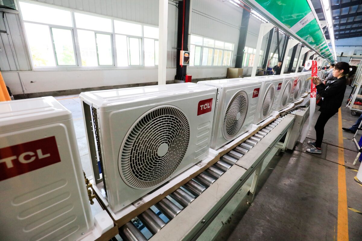Condensadoras de ar-condicionado TCL em uma linha de montagem de fábrica