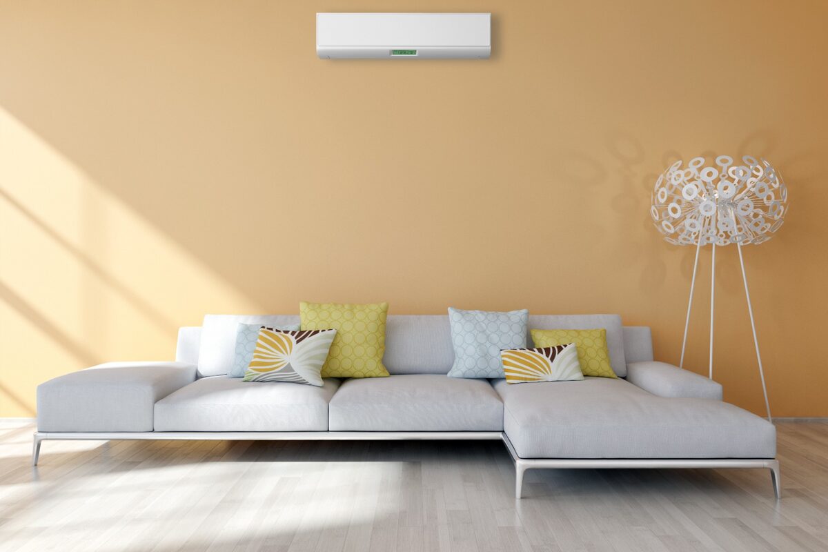 Sala ampla com sofá e ar-condicionado split instalado na parede