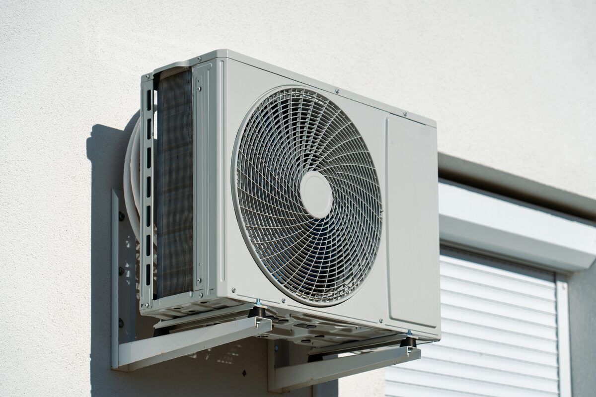 Unidade externa de ar-condicionado instalada na parede durante diagnóstico de compressor que não liga.