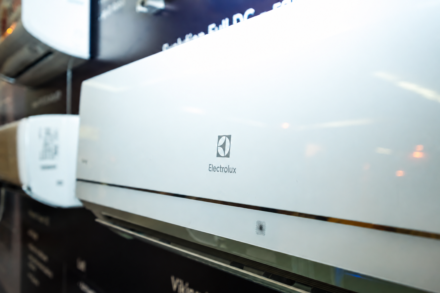 Unidade interna branca de ar-condicionado Electrolux em exposição, vista de perto.